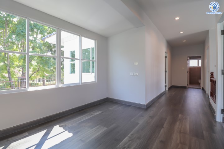 บ้านมือสองตกแต่งใหม่ ม.กฤษดาลากูน กาญจนาภิเษก-นครอินทร์ บนเนื้อที่ 85.9 ตร.ว. สนามหญ้ากว้างถึง 180 ตร.ม. ฟังก์ชัน 3 ห้องนอน 1 ห้องนอนแม่บ้าน 4 ห้องน้ำ 2 ที่จอดรถ บนทำเลเยี่ยมสุด เชื่อมต่อถนนหลายเส้นทาง ใกล้จุดขึ้นทางด่วน "ศรีรัช"